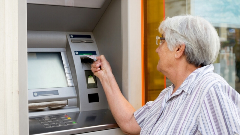 Започма изплащането на пенсиите в които и този месец е