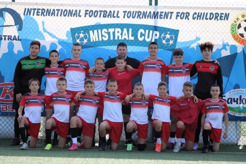 Двама подрастващи футболисти от Детско юношеската школа на  ОФК Локомотив