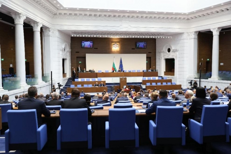 Единодушно: Депутатите задължиха правителството да осигури средства за пострадалите от пожарите