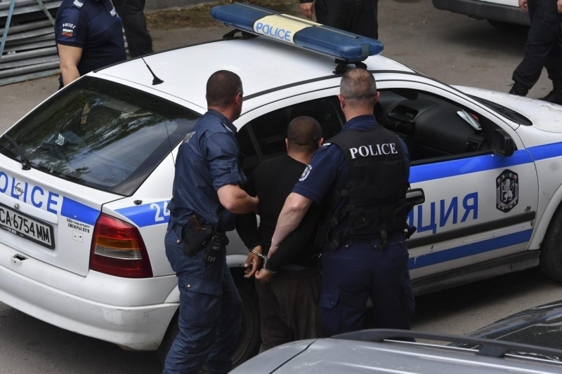 Полицаи са хванали двама младежи с наркотици във Враца съобщиха