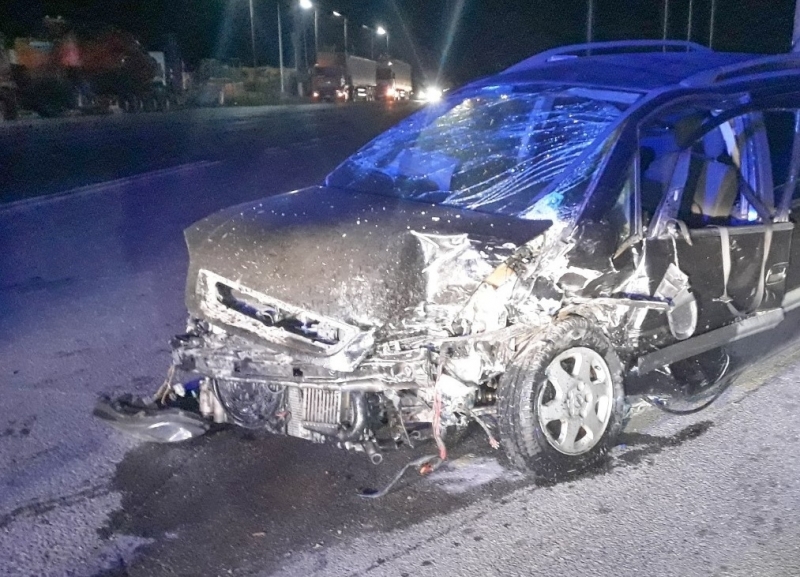 Млад мъж е пострадал при челна катастрофа в Лом съобщиха