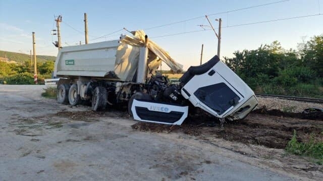Ден след ужасяващото меле между камион и влак край видинското