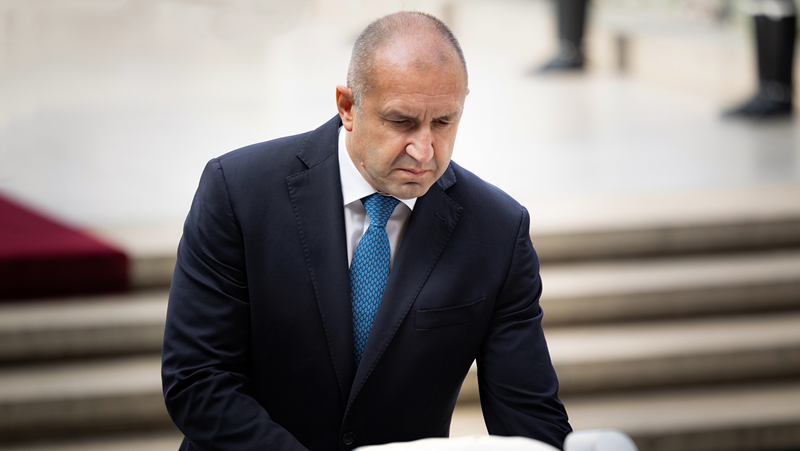 Със свой указ на основание чл 129 ал 3 т 5 от