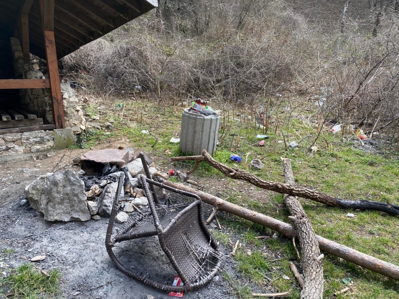 Купища боклуци са заринали емблемата на Враца прохода Вратцата