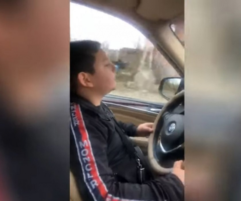 10 годишният Фончо шофира БМВ по улиците на Пещера и размахва