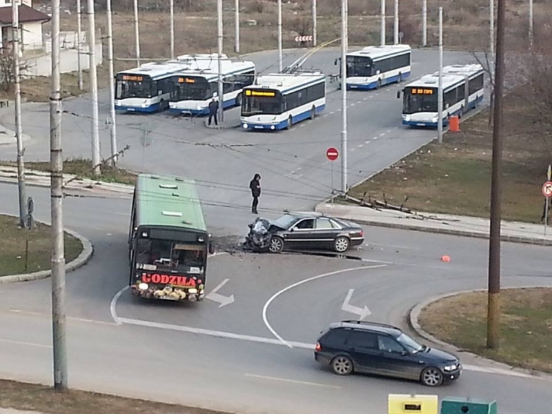 Лека кола Ауди се удари в автобус на масовия обществен