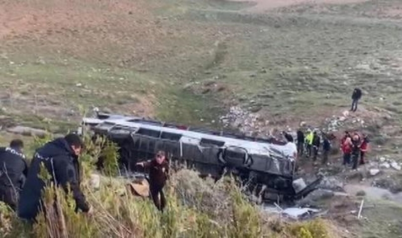 Тежка катастрофа в Турция: Автобус със студенти излетя от пътя, има загинали