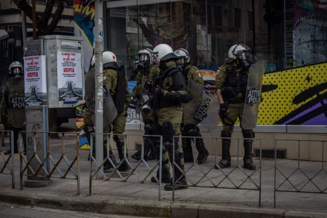 14-годишен българин е обвинен за притежание на бензинови бомби в Солун