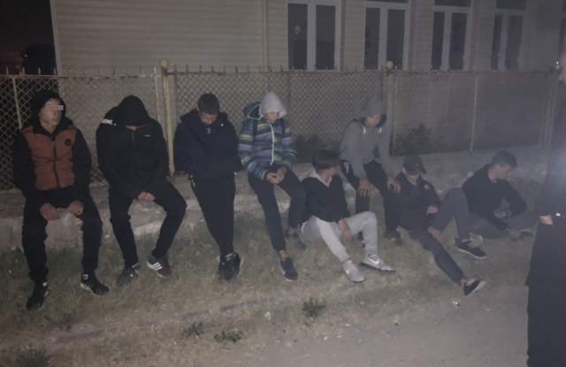 Тийнейджъри са вдигнали на крак жилищен блок в Бяла Слатина