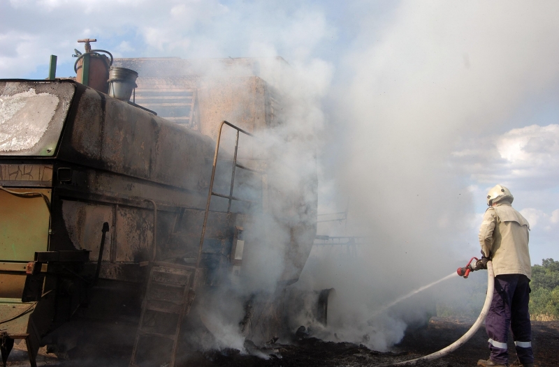 Земеделска машина и жито изгоряха в Замфирово това съобщиха от