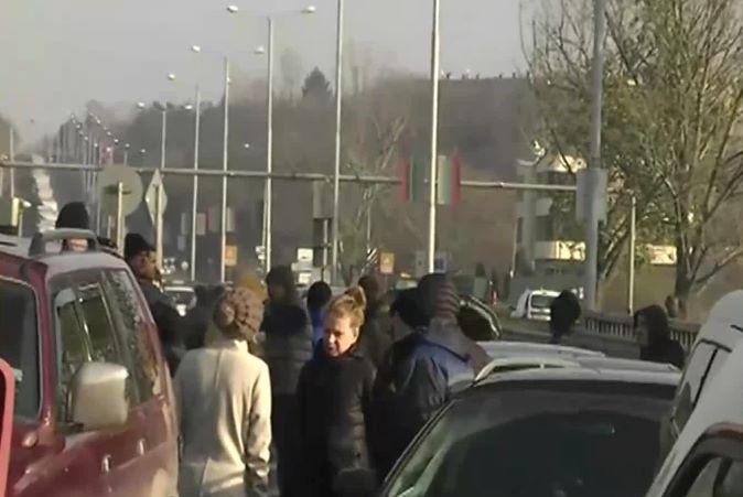 Необичайна блокада затвори Дунав мост в Русе  
Граждани се събраха на
