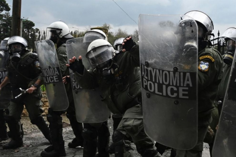 Сблъсъци между анархисти и полицията са избухнали тази нощ във