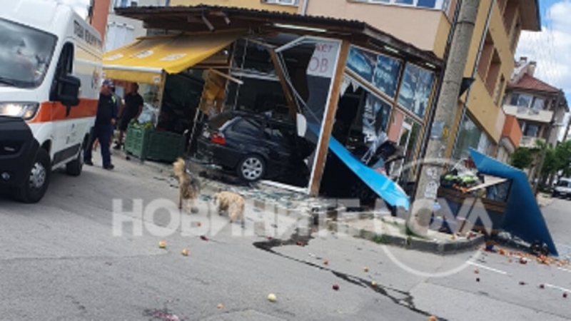 Автомобил влетя в магазин за плодове и зеленчуци в Гоце