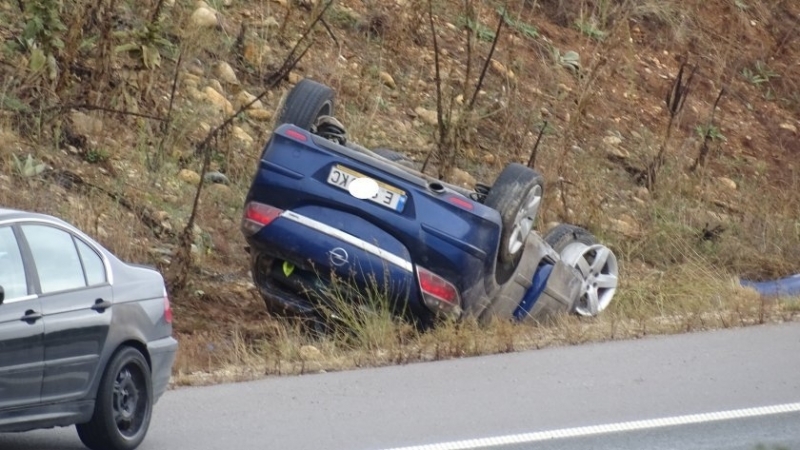 Лек автомобил Опел самокатастрофира по обяд днес на АМ Струма