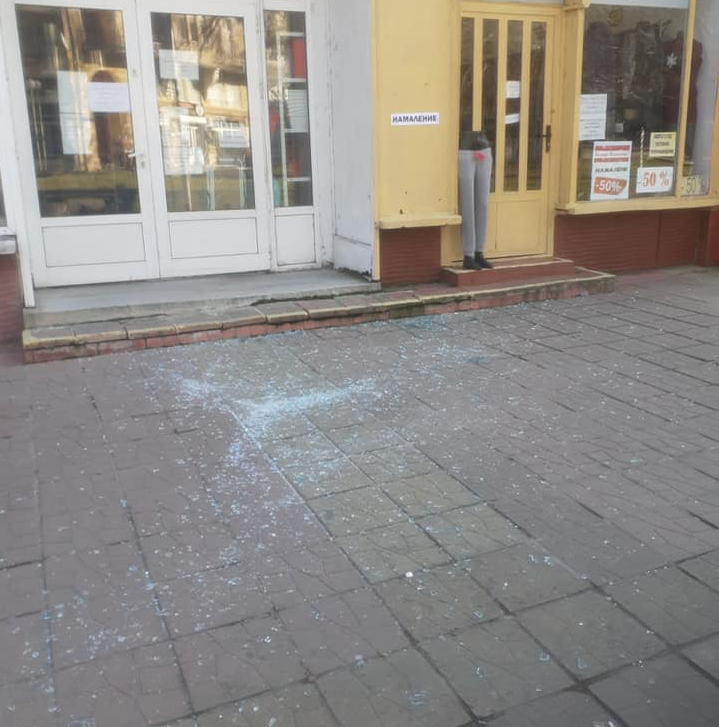 Стъкло се срина от сграда в Лом научи BulNews Опасният инцидент е