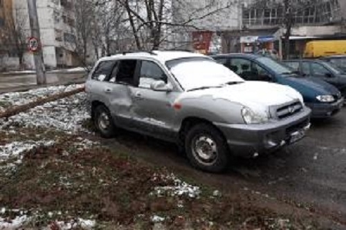 18 годишен шофьор катастрофира в паркиран на улица във Враца джип