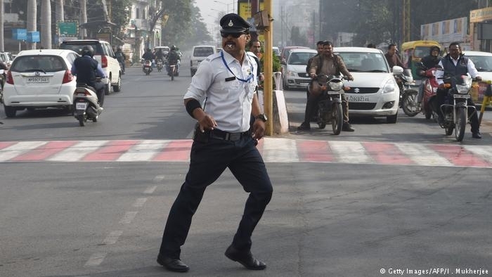 Навремето легендарният френски комик Бурвил пееше че регулировчикът трябва да