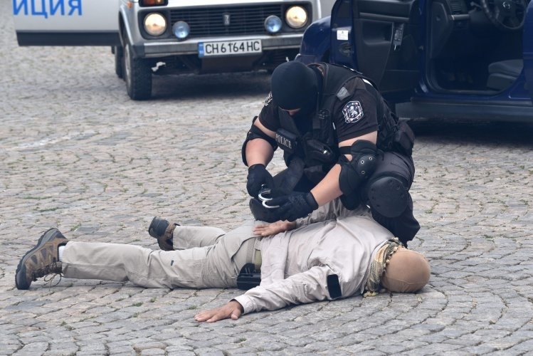 Ченгета задържаха престъпник, обявен за международно издирване в Роман