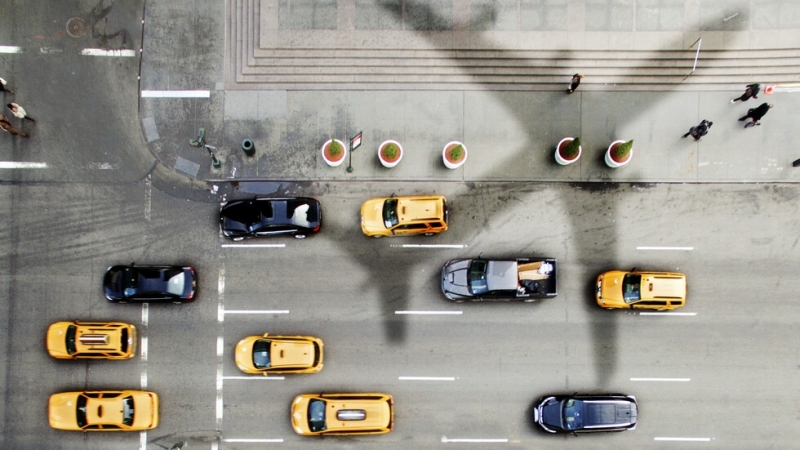 Най малко трима души загинаха след самолетна катастрофа при която излязлата