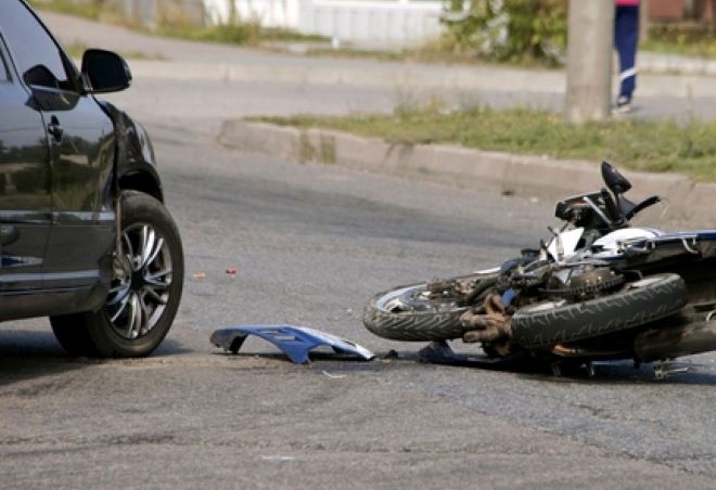 Инцидент на пътя! Автомобил помете млад моторист в Берковица, прати го в болница