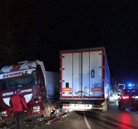 Два ТИР а и бус са се ударили във Видинско научи