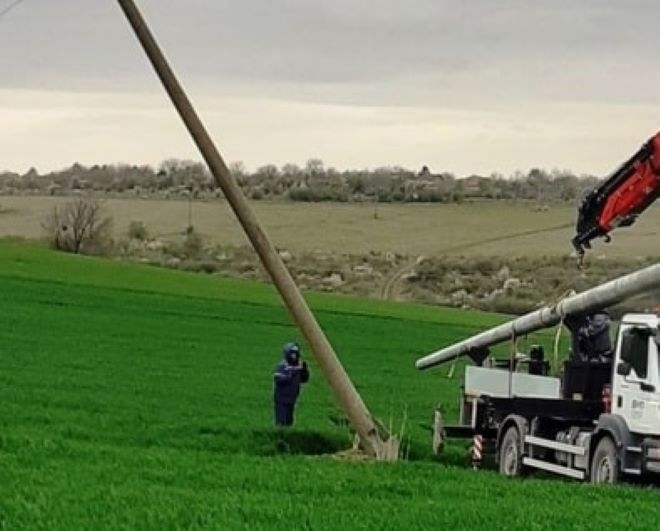 Полицаи хванаха мъж отнесъл стълб със земеделска машина във Врачанско