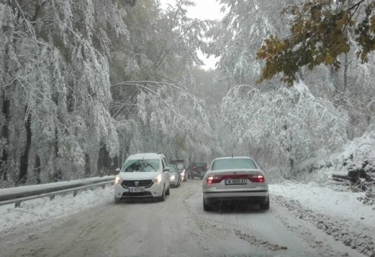 От сутринта близо 20 сантиметра сняг са навалелели на прохода
