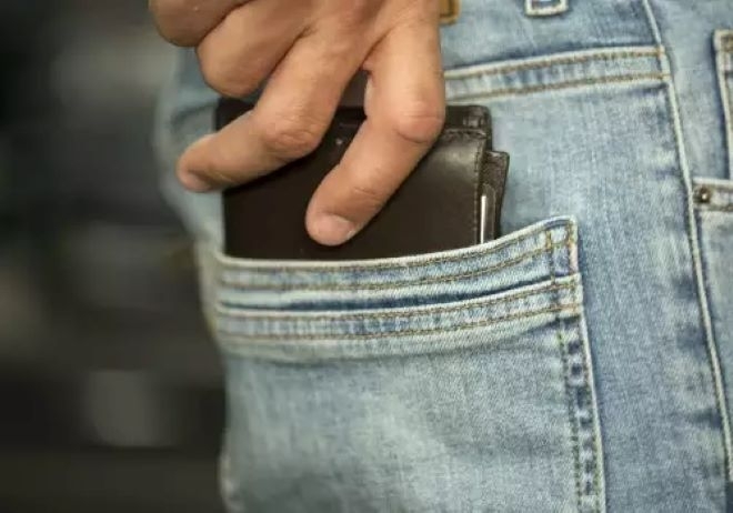 Ченгетата заловиха младежи откраднали портфейла на мъж в магазин в