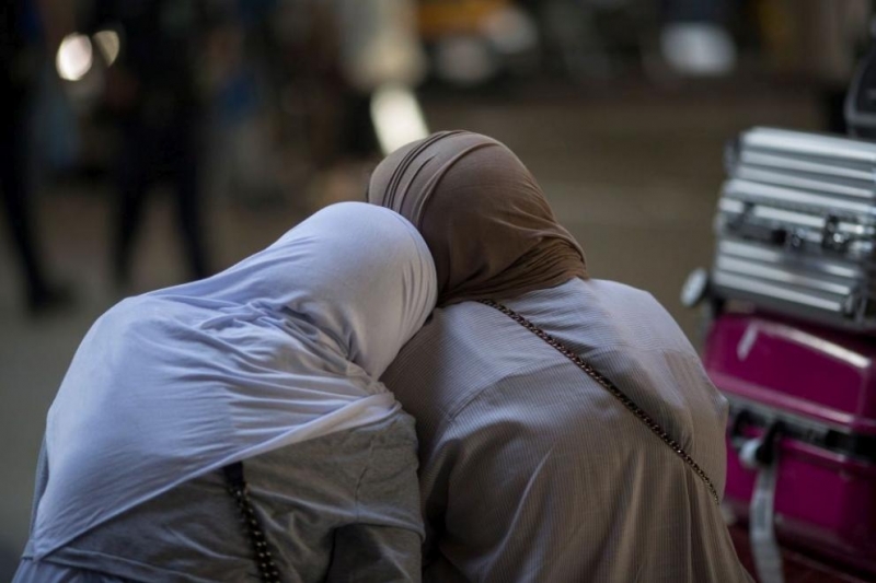 Множество мигранти и бежанци задържани от трафиканти на хора загинаха