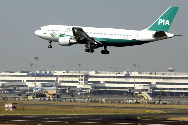 Пътнически самолет е катастрофирал близо до град Карачи в Пакистан
