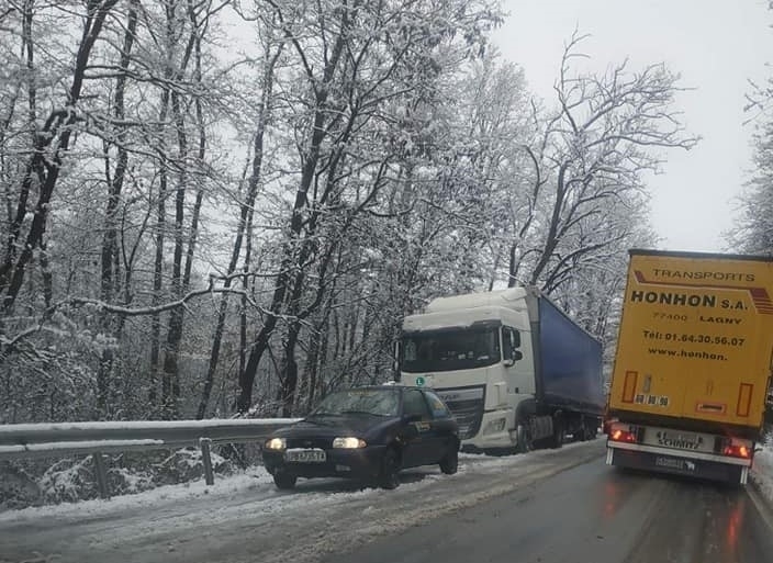 Закъсал ТИР затруднява движението на главен път Е 79 между Монтана