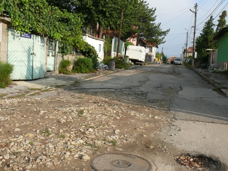 12 улици с разбита или липсваща асфалтова настилка в лом
