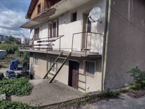 НАП обяви за публичен търг два етажа и гараж от