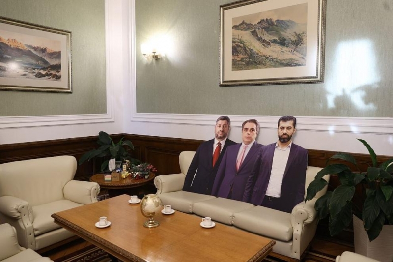 Лидерът на ДПС Ново начало Делян Пеевски покани журналисти в