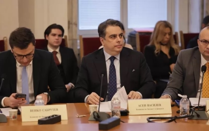 С 13 гласа за 5 против и един въздържал се