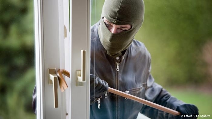 Апаш е разбил и ограбил къща в Монтанско съобщиха от