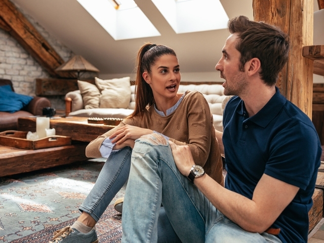 Напълно нормално е да разговаряте с приятелите си за връзката