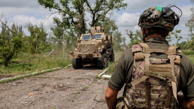 Украинските сили продължават постепенно да настъпват към фланговете на ключовия