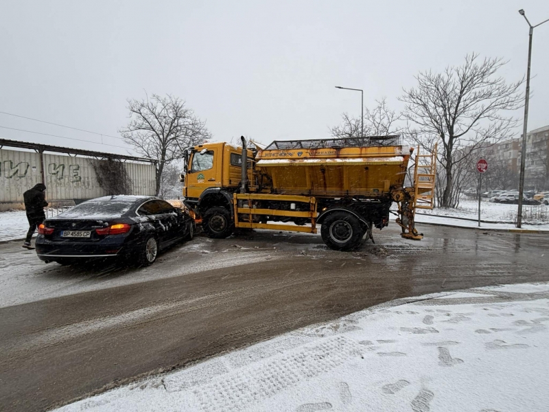 Кола и снегорин са се блъснали на кръстовище във Враца