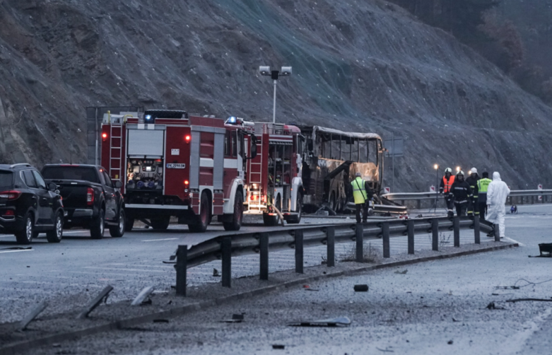 Огнен ад на АМ "Струма": 45 души загинаха при пожар в автобус край Боснек /снимки/