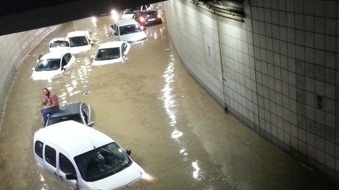 Най малко шестима души са пострадали при наводнения в турската столица