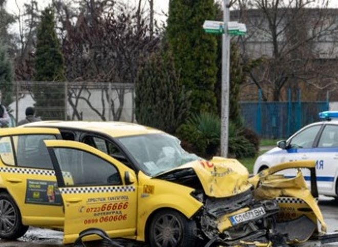 Шофьор на таксиметров автомобил е загинал при тежка катастрофа на