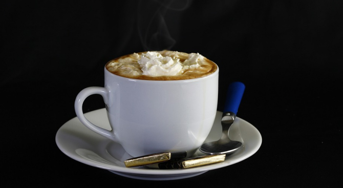 Британски специалисти препоръчаха на възрастните хора да ядат сладкиши да добавят сметана в кафето