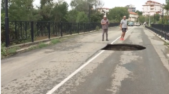 Част от мост в Царево пропадна: Линейка с жена в тежко състояние не успя да премине
