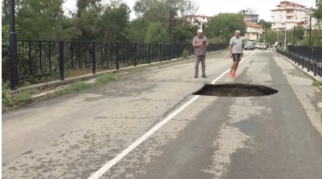 Част от мост в Царево пропадна след силния порой в