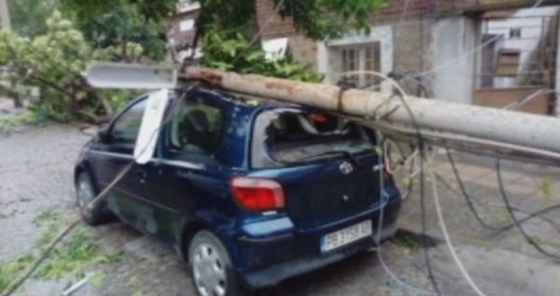 Електрически стълб е паднал и премазал автомобил в Пловдив Днес