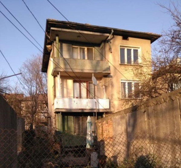 Частен съдебен изпълнител продава на търг етаж от къща във