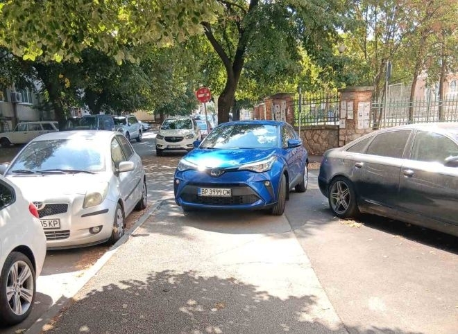 Така се спира! Мадама показа “завидни умения” по паркиране във Враца, вижте изпълнението /снимка/