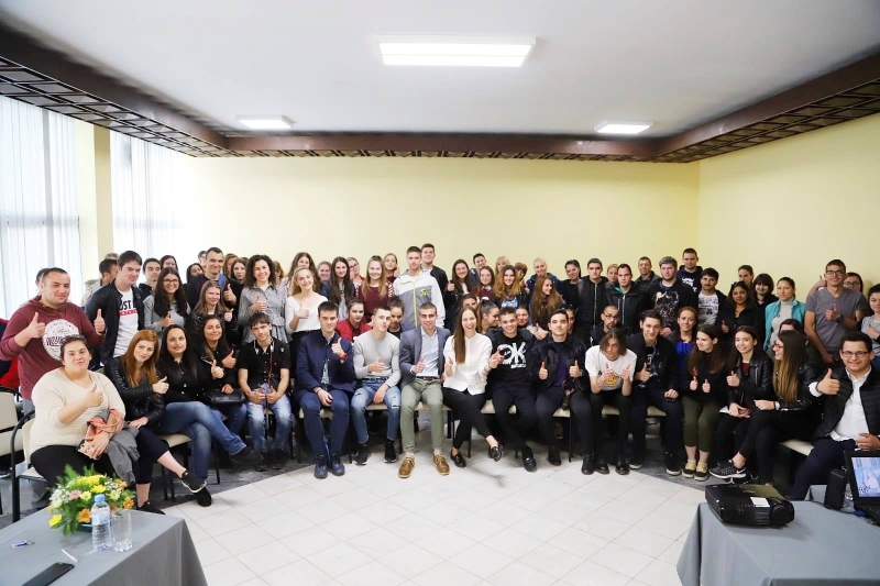 Смятам че има достойни представители на младото поколение които яростно