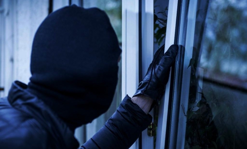 Апаш е влязъл като у дома си в незаключена къща